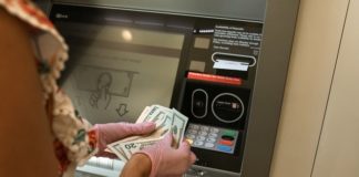 come funziona un bancomat